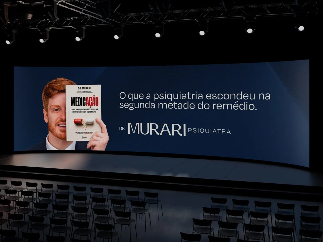 Palco com telão mostrando Dr. Murari e o livro Medicação